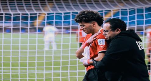 خرج باكيًا.. إصابة إمام عاشور في الكتف أمام نيوزيلندا (فيديو)